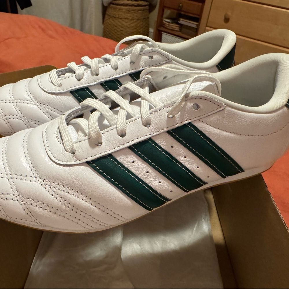 Adidas Takwondo  Men's 6 /Women’s 7.5 White Sneakers with Green Stripes